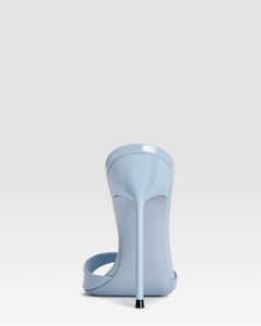 Mules in denim-colored patent leather