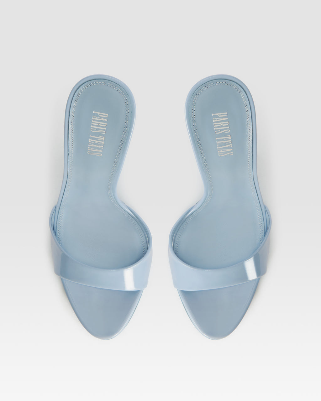 Mules in denim-colored patent leather