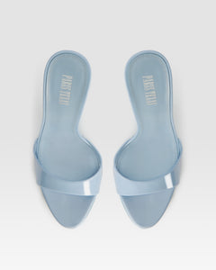 Mules in denim-colored patent leather