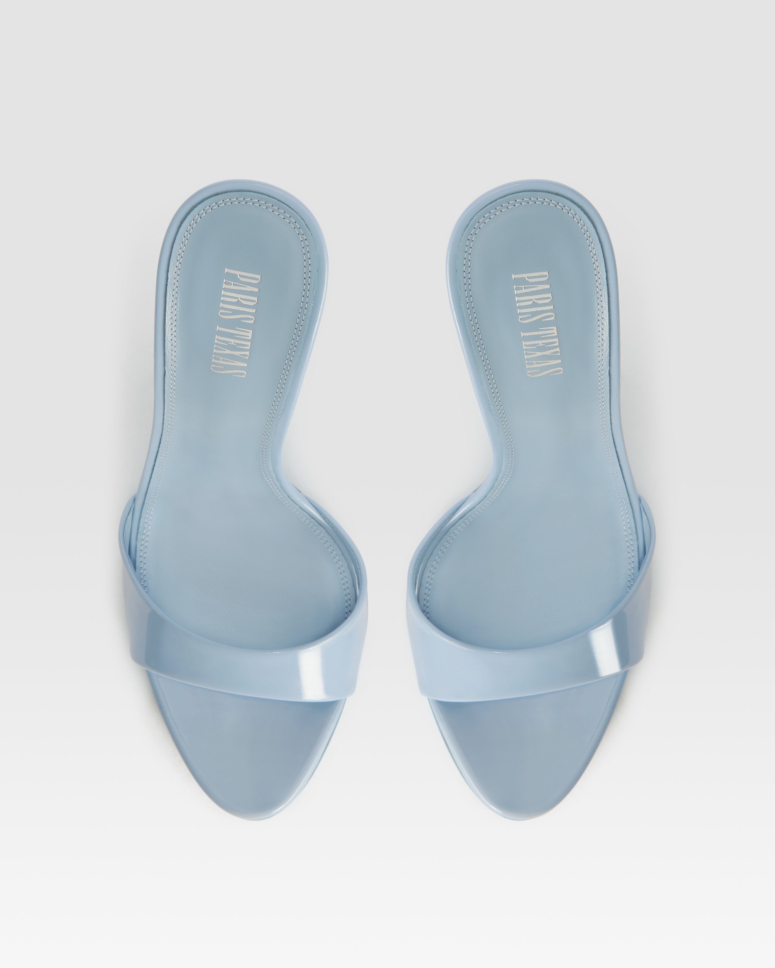 Mules in denim-colored patent leather