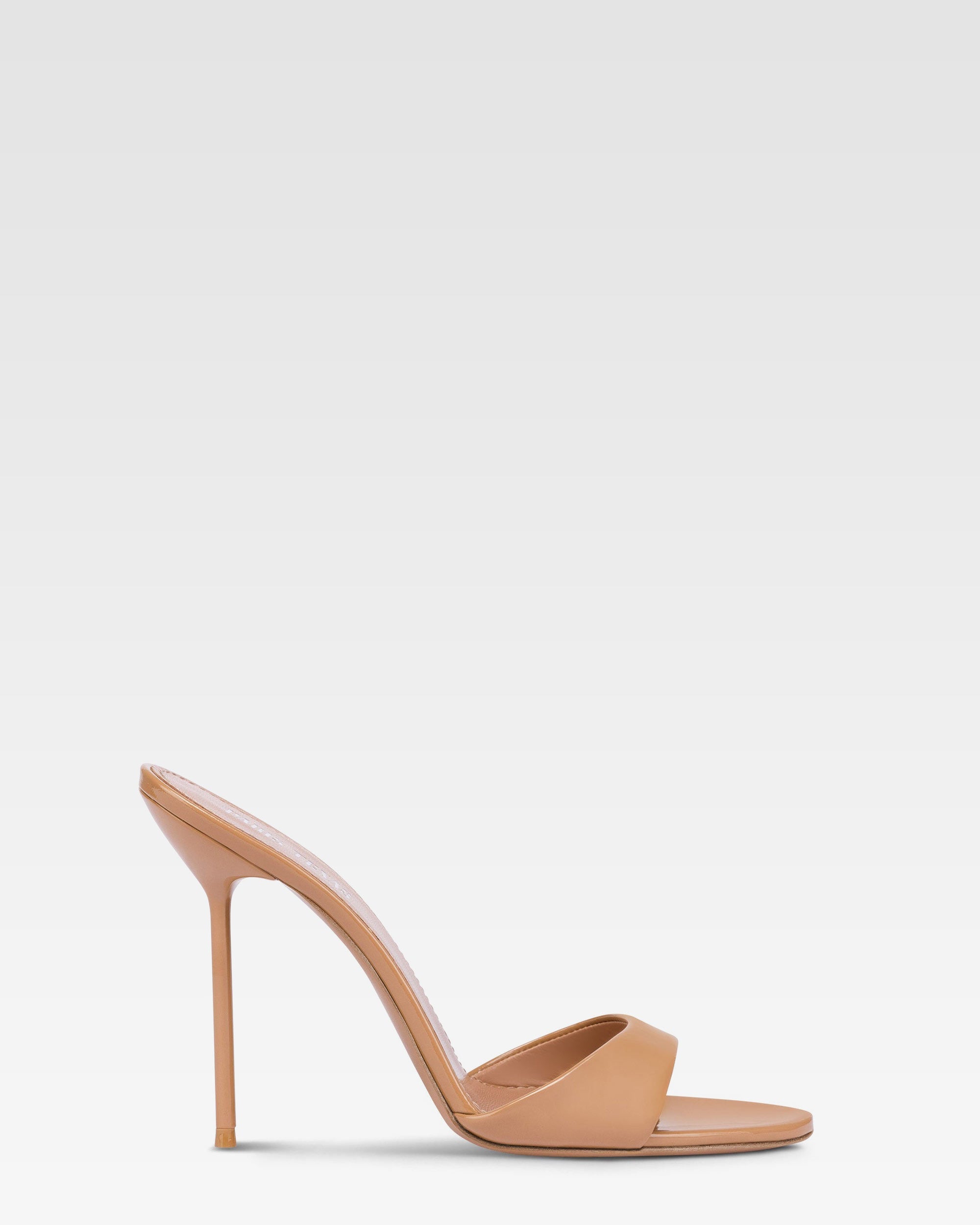 Sandali a punta aperta tonda in morbida pelle caramello lucido