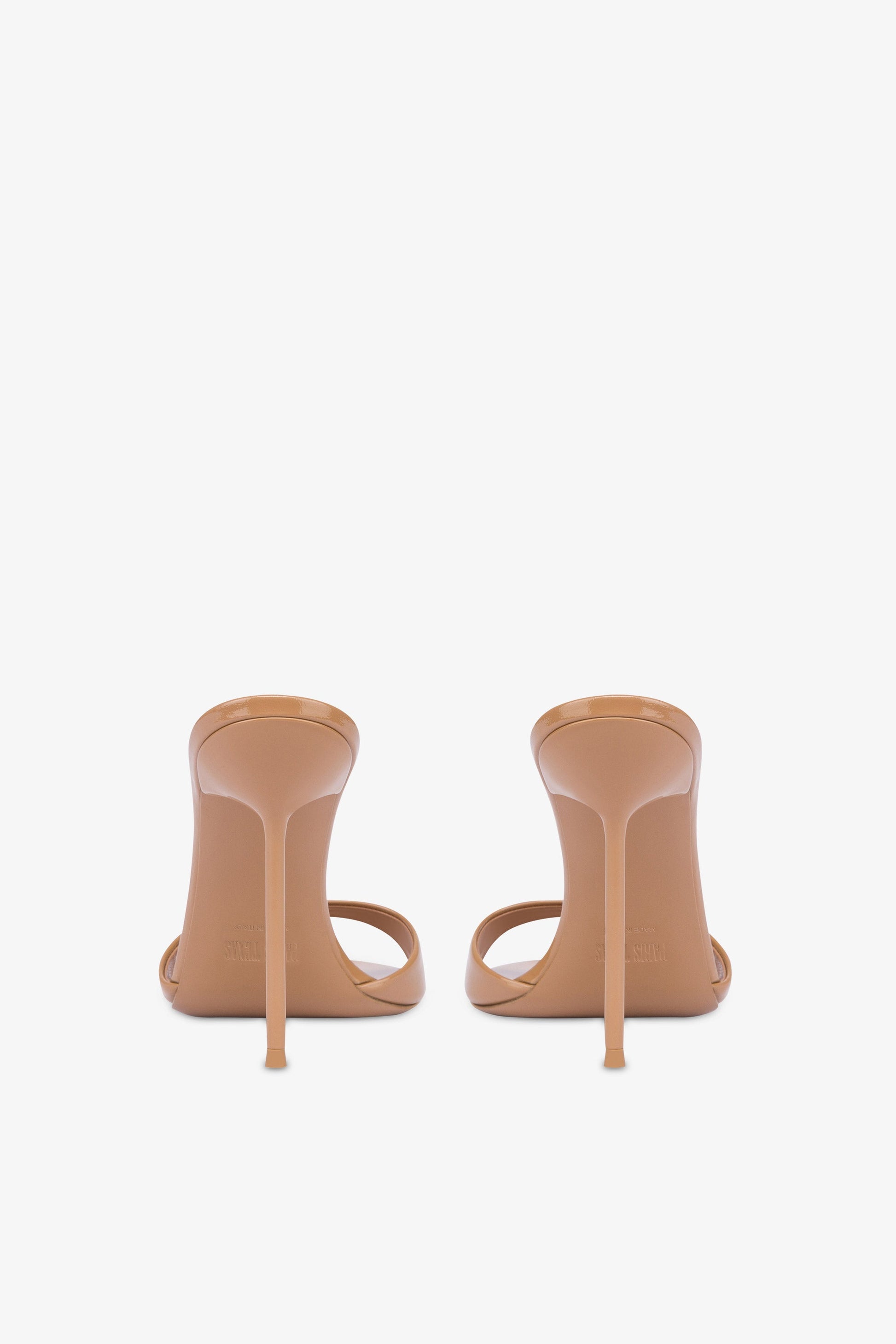 Mules a bouts en amande en cuir verni couleur caramel