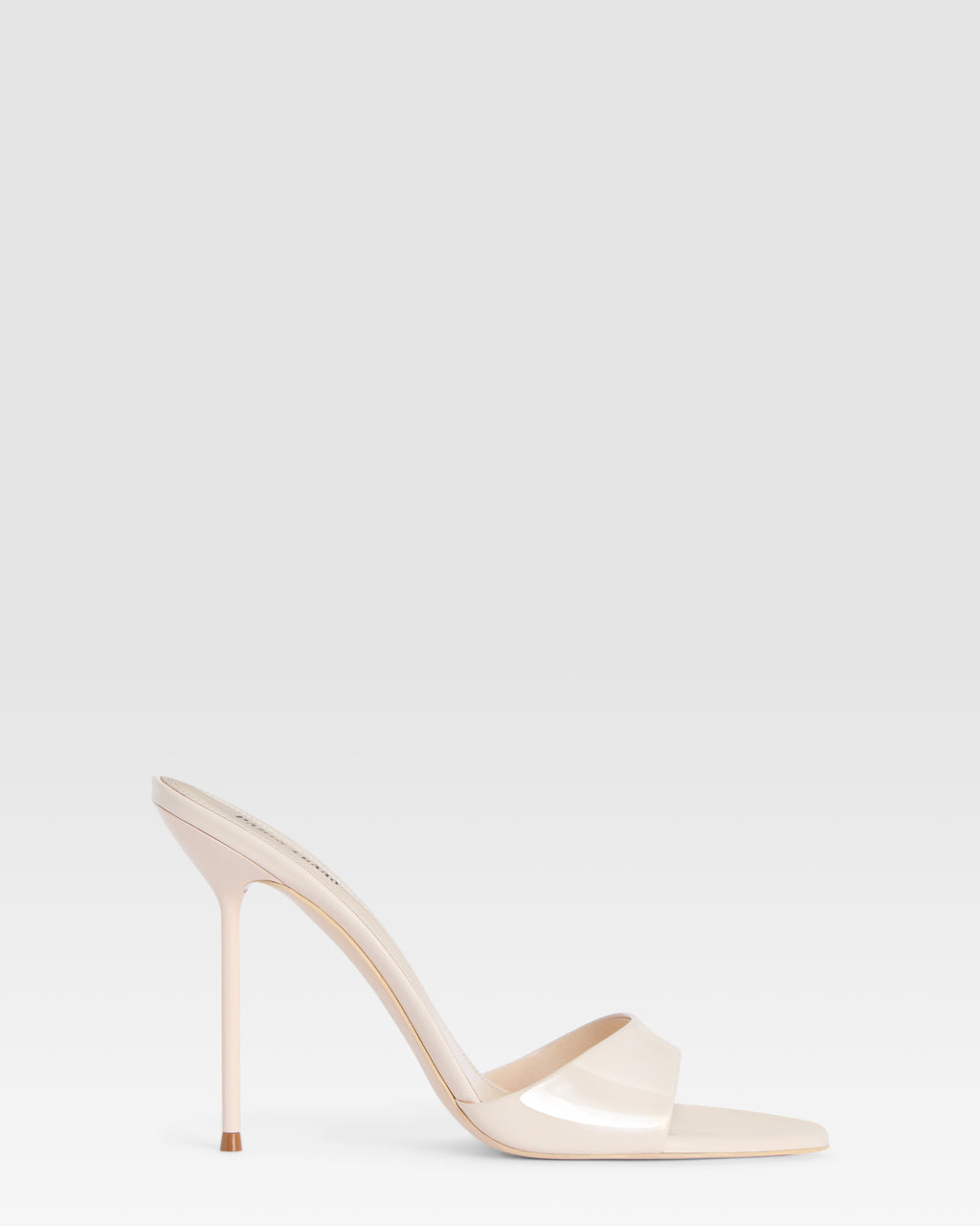 Mules in ivory patent leather