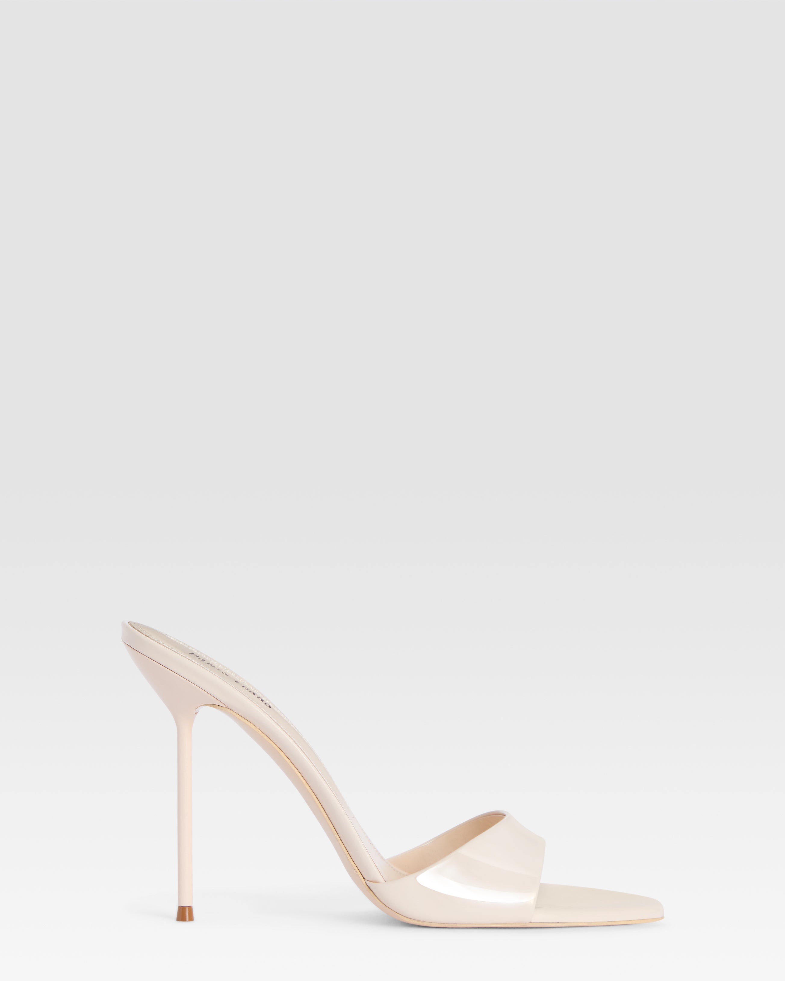 Mules in ivory patent leather