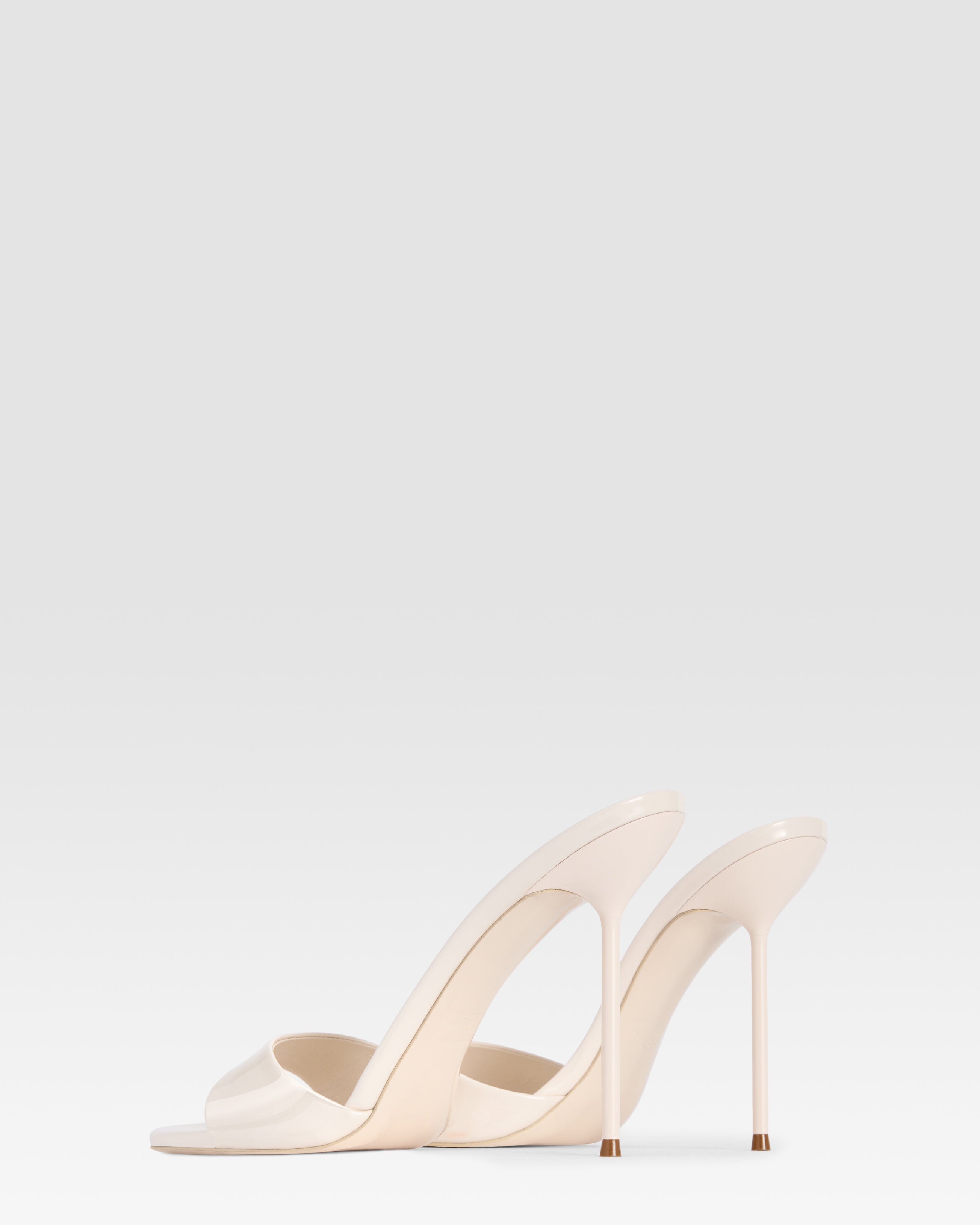 Mules in ivory patent leather