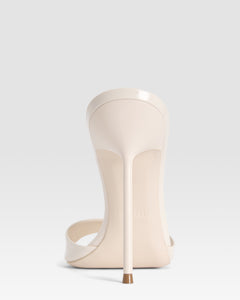 Mules in ivory patent leather