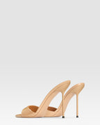 Mules in honey patent leather