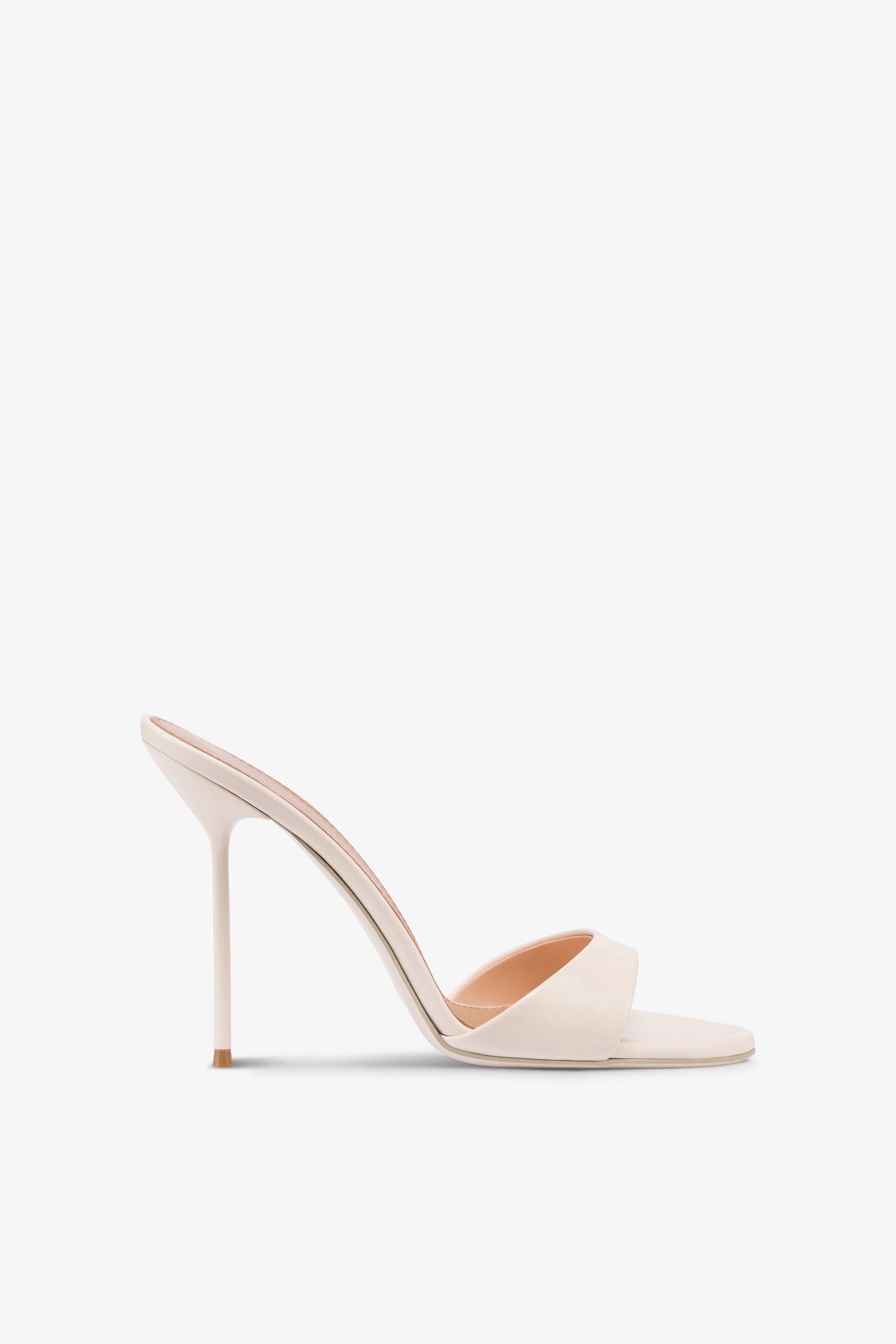 Mules in ivory patent leather