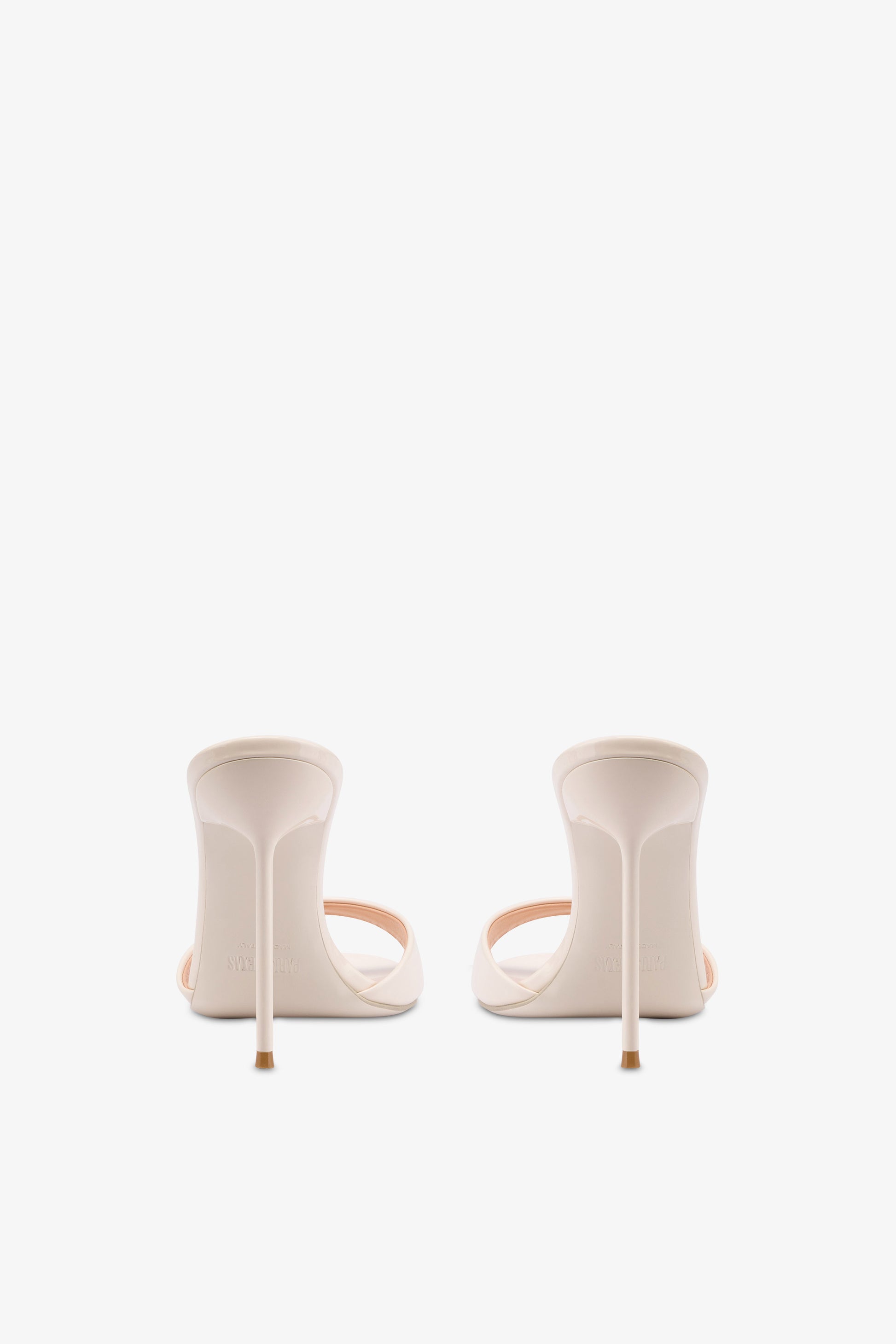 Mules in ivory patent leather