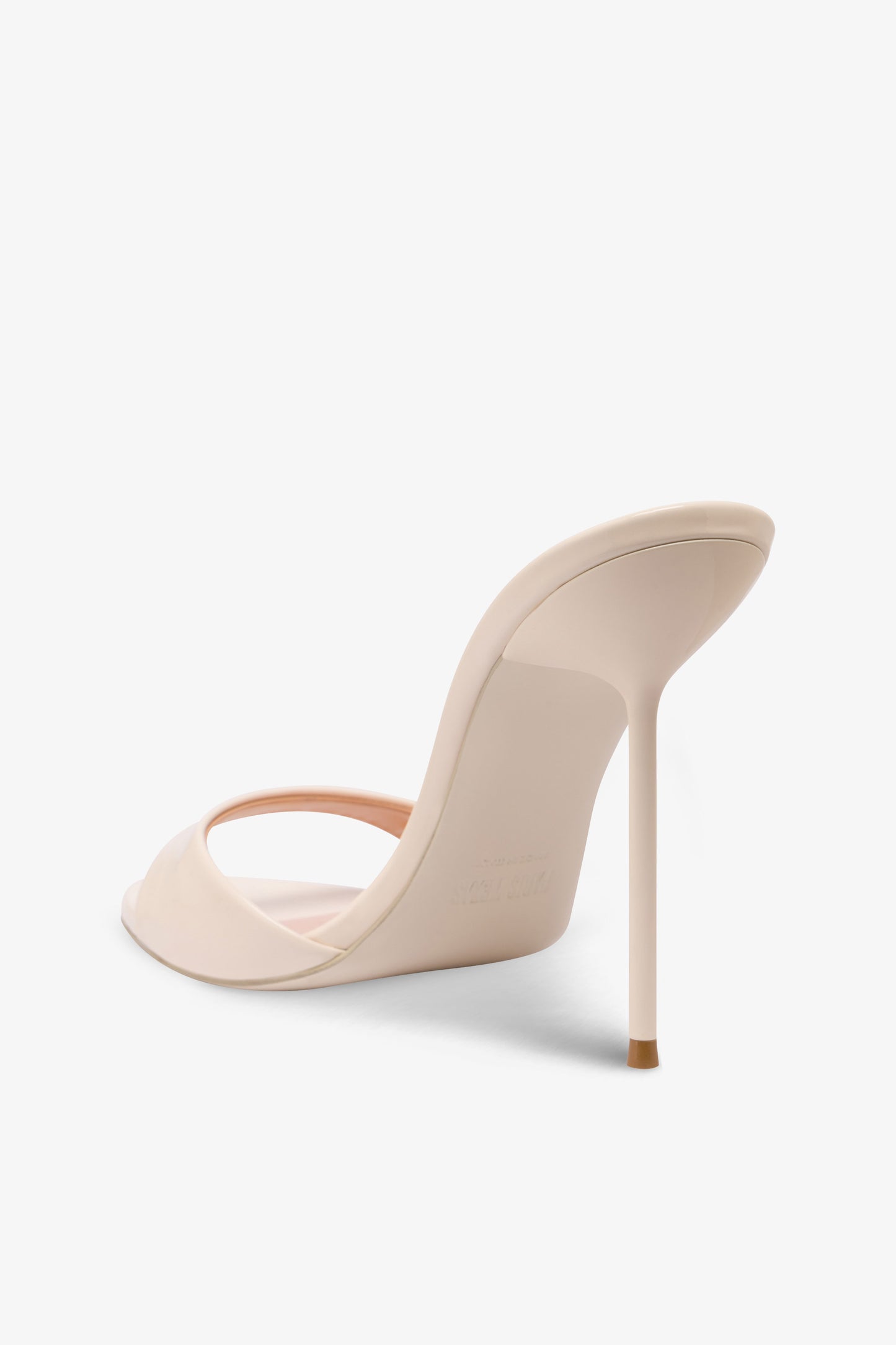 Mules in ivory patent leather