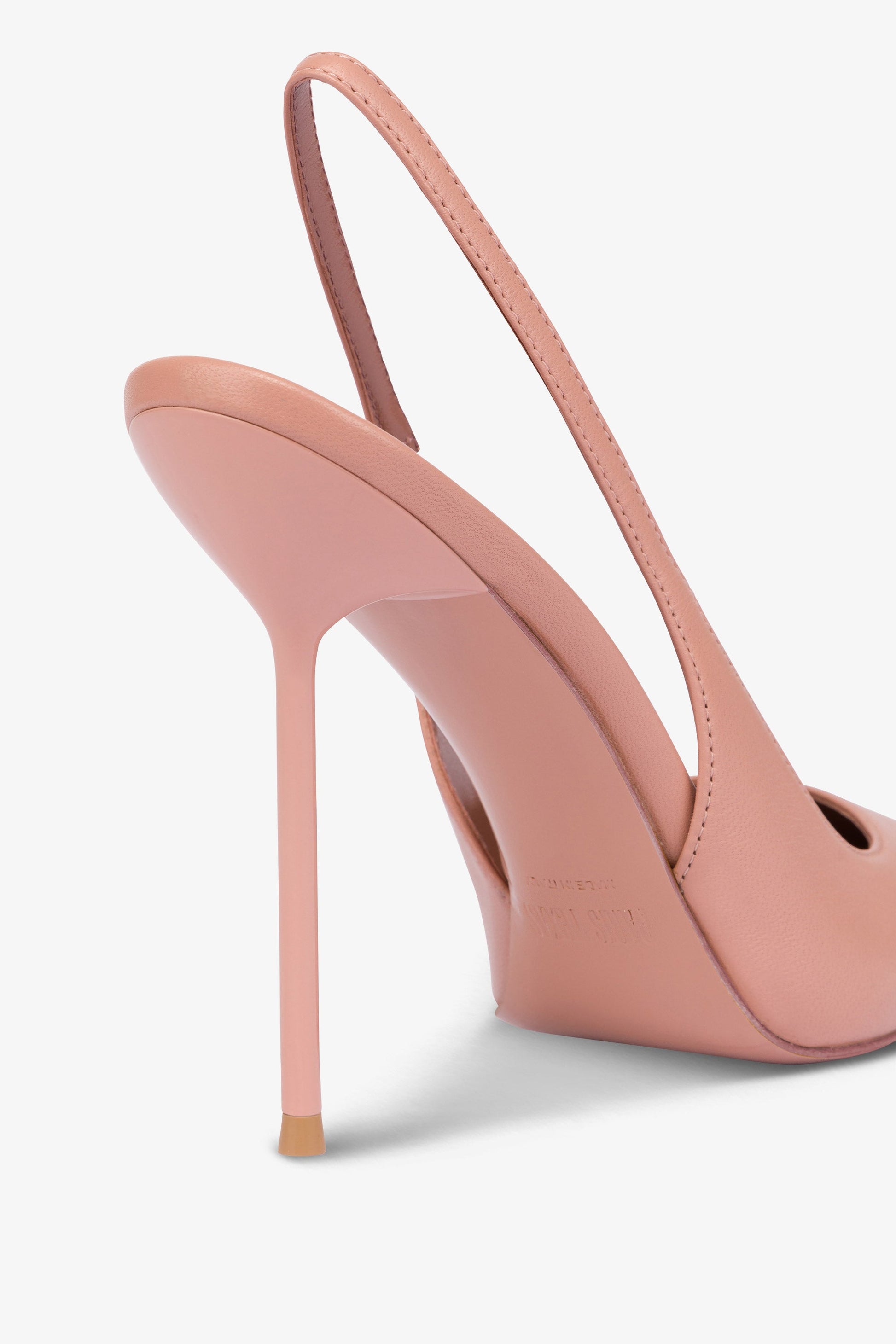 Scharfkantige, spitz zulaufende Slingbacks aus Glattleder in Romance