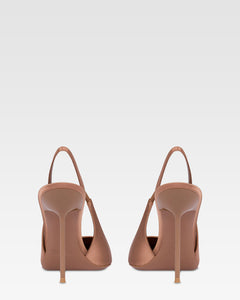 Slingbacks in caramel satin.