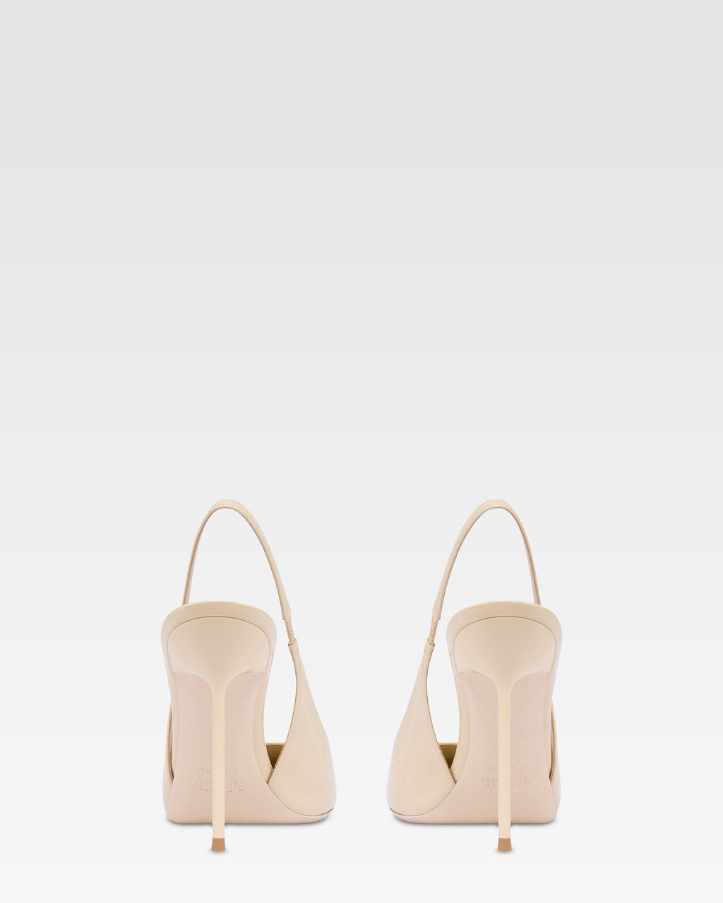 Slingbacks in almond patent leather