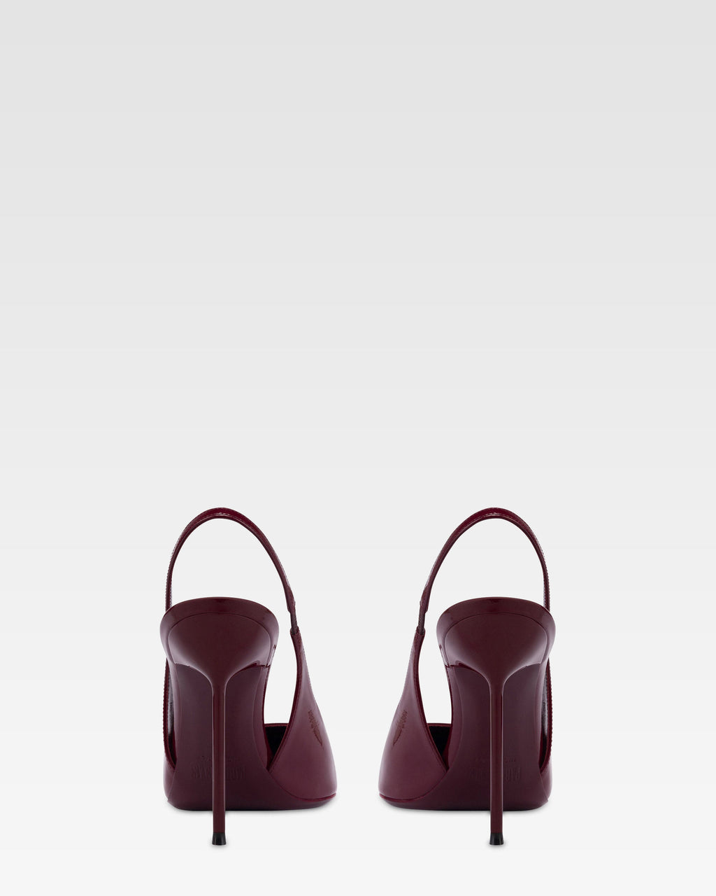 Slingbacks in rouge noir patent leather