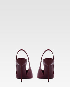 Slingbacks in rouge noir patent leather