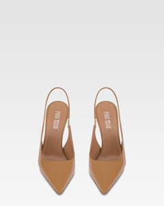 Slingbacks in caramel patent leather