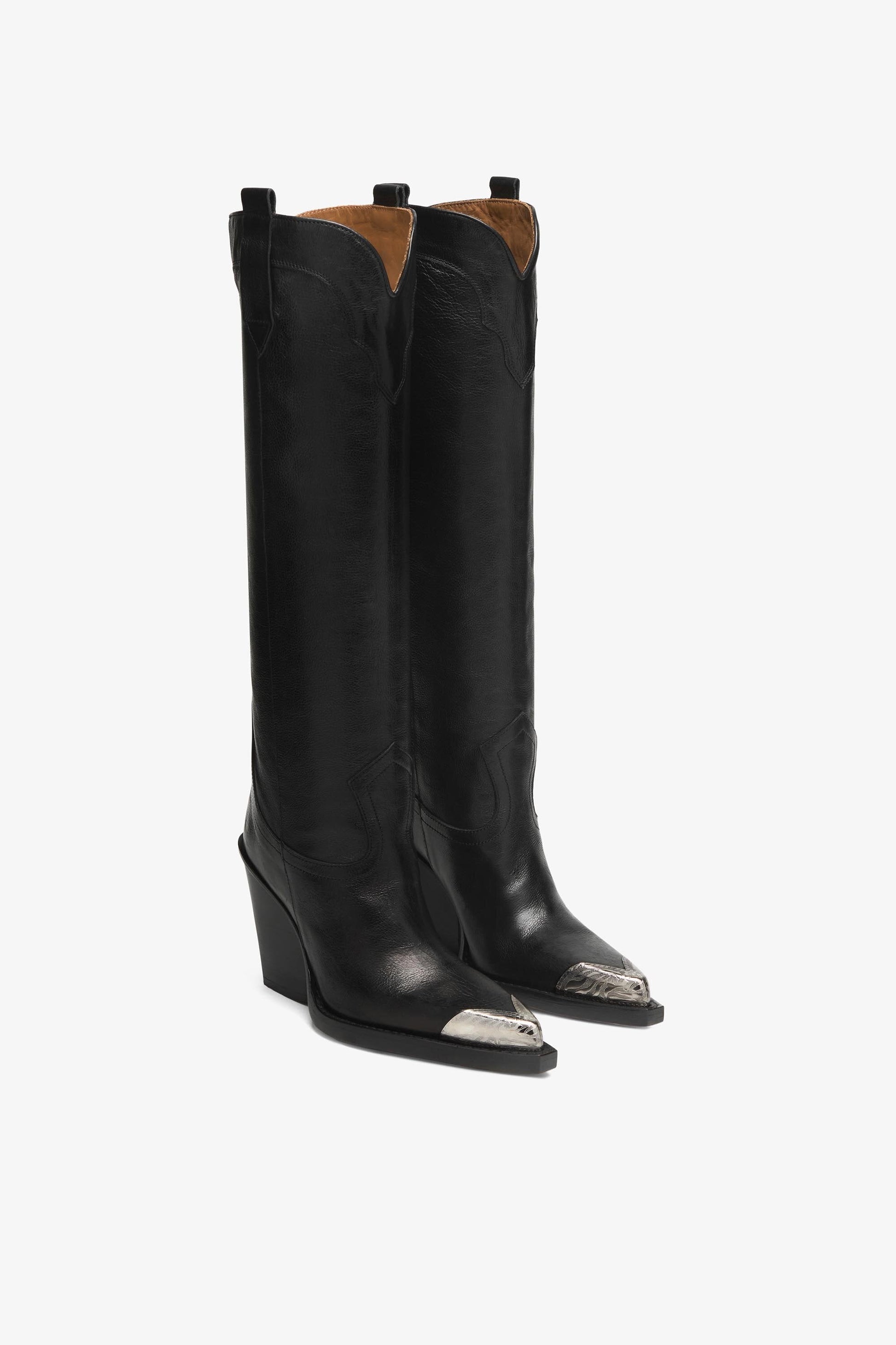 Bottes en cuir noir avec ornement sur le bout