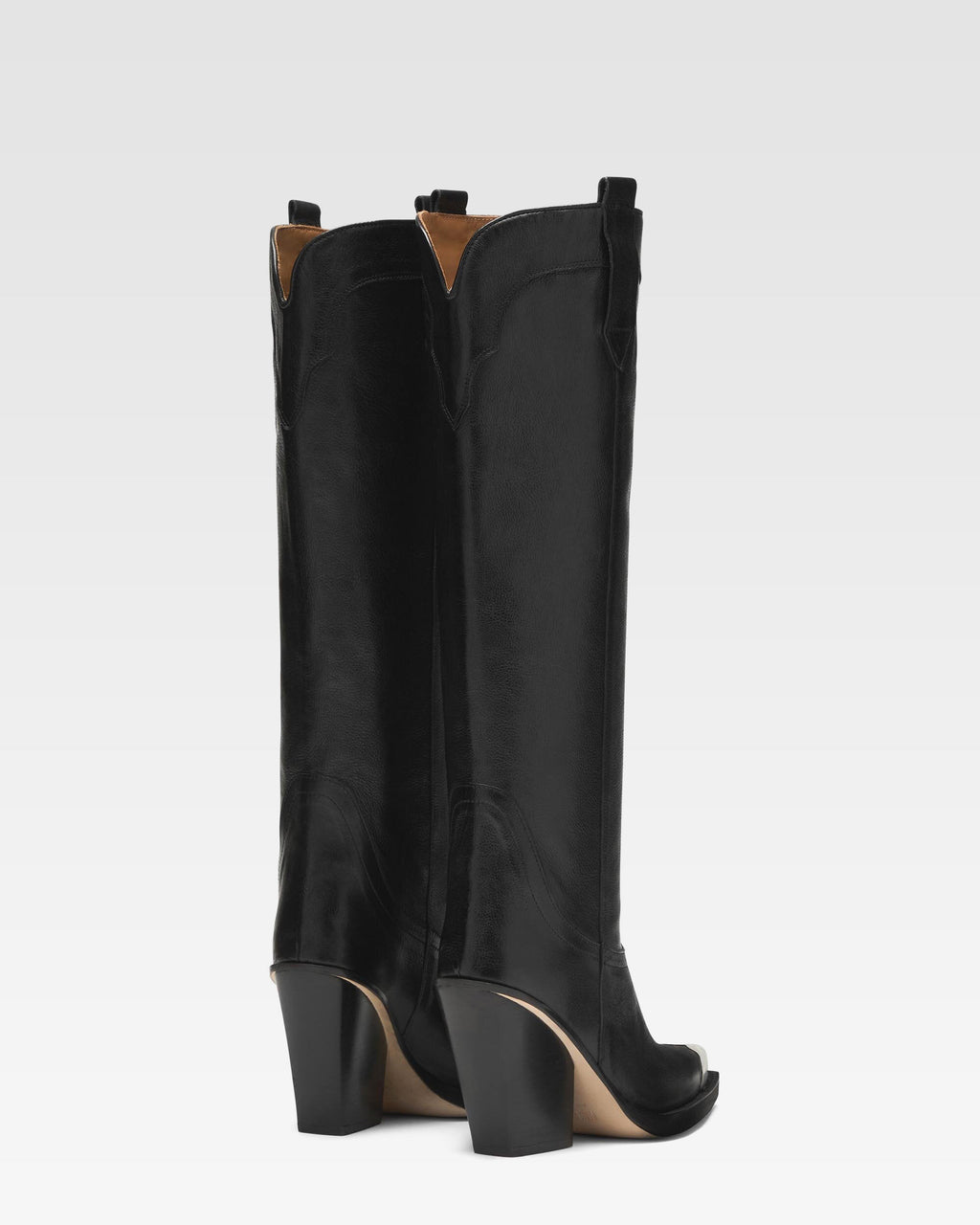 Stiefel aus schwarzem Leder mit Verzierung an der Schuhspitze