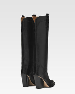 Stiefel aus schwarzem Leder mit Verzierung an der Schuhspitze