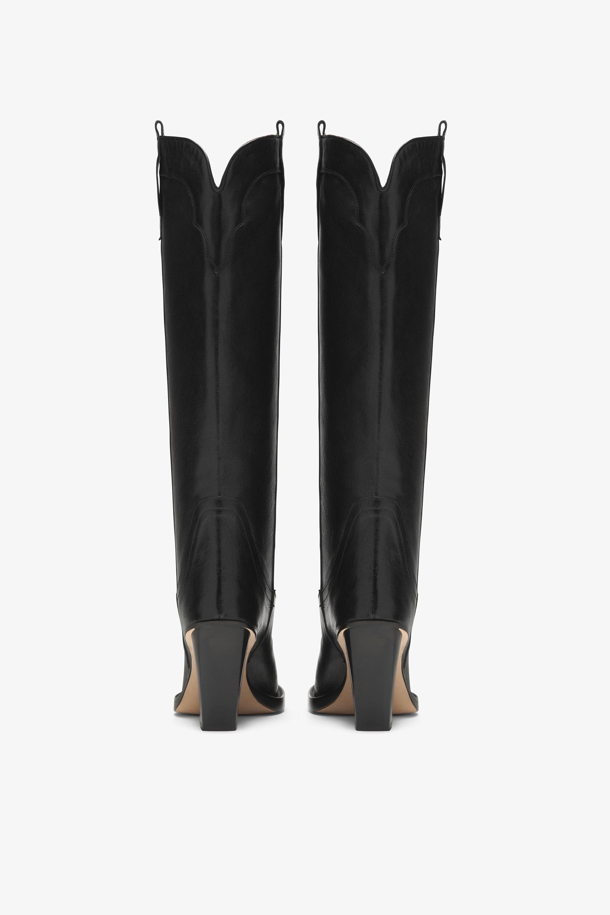 Bottes en cuir noir avec ornement sur le bout