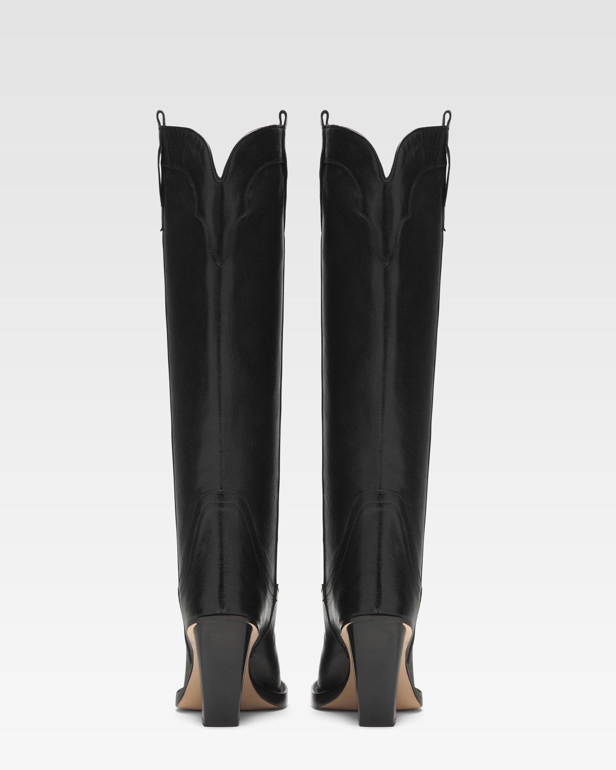 Stiefel aus schwarzem Leder mit Verzierung an der Schuhspitze