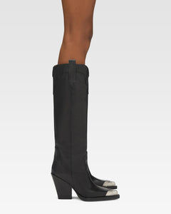 Stiefel aus schwarzem Leder mit Verzierung an der Schuhspitze