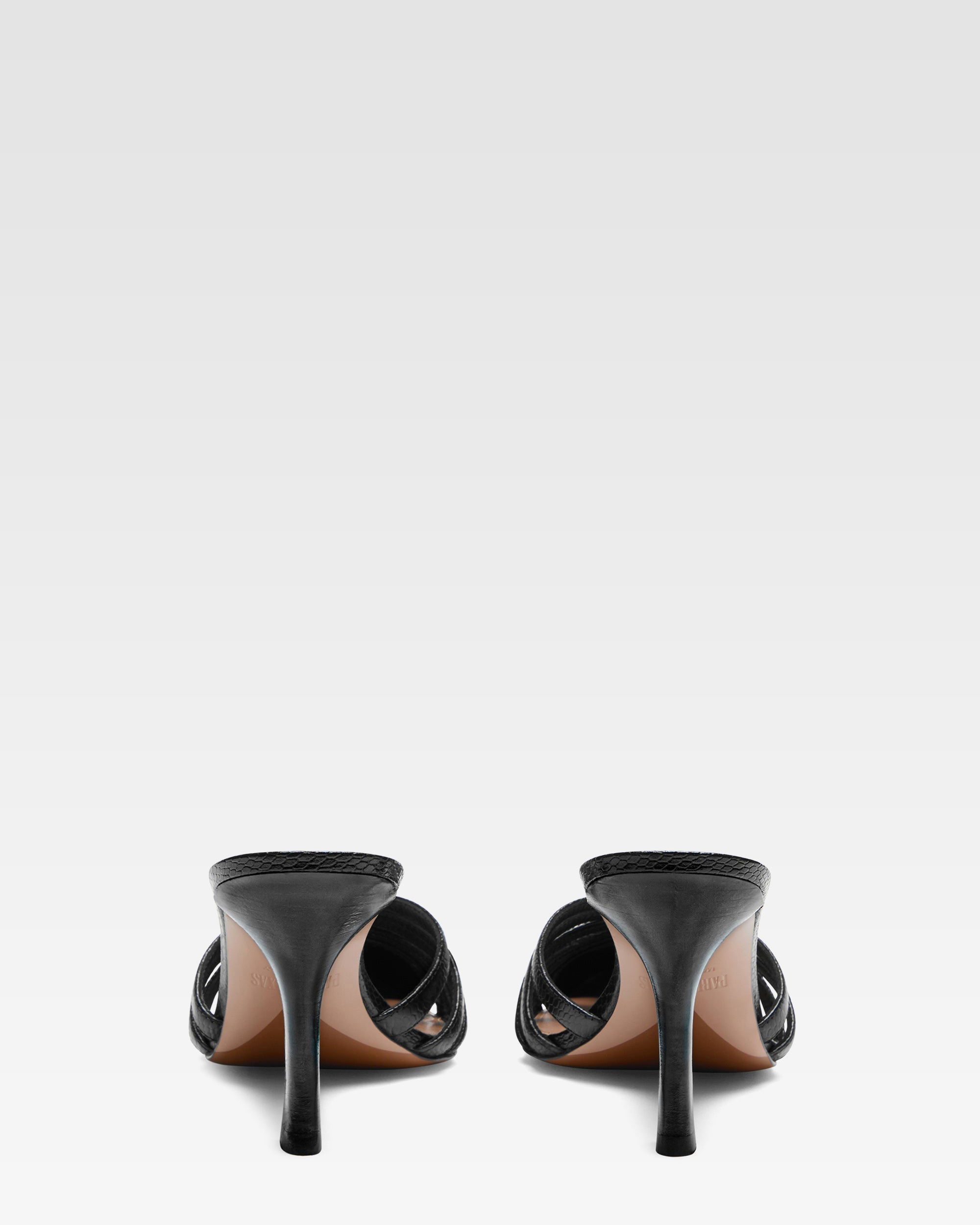 Mule in pelle nera a ragnetto