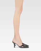 Mule in pelle nera a ragnetto