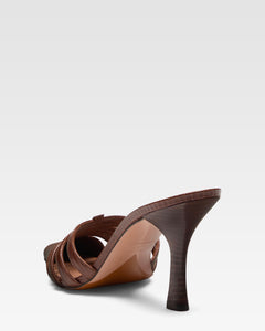 Mule in pelle marrone a ragnetto